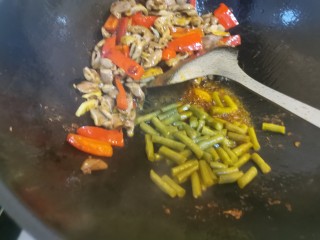10、酸豆角辣炒鸡胗,继续用底油炒酸豆角，炒出酸豆角的香味，再一起翻炒