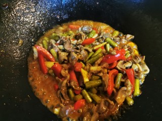 11、酸豆角辣炒鸡胗,加些许水大火收汁即可出锅
