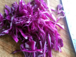 1、这是我吃过最好吃的凉拌紫甘蓝,把紫甘蓝洗干净，切成丝。