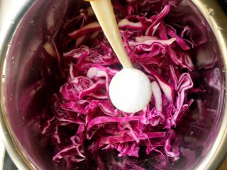 2、这是我吃过最好吃的凉拌紫甘蓝,放一小匙盐，腌渍40分钟。