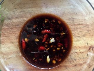 4、这是我吃过最好吃的凉拌紫甘蓝,准备好酱汁（酱油，陈醋，辣椒，胡椒粉，糖，蒜末，麻油）