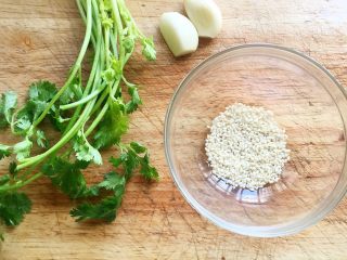 5、这是我吃过最好吃的凉拌紫甘蓝,把芝麻炒香。