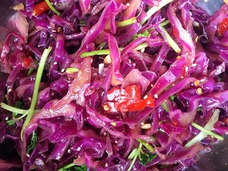 8、这是我吃过最好吃的凉拌紫甘蓝,浇上热油，再加入调好的酱汁，拌均匀。