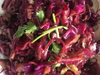 9、这是我吃过最好吃的凉拌紫甘蓝,盛上盘子，美味的凉拌紫甘蓝完成了！