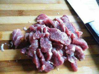 1、家常【水煮牛肉】,将牛里脊肉切片，放入碗中，放入适量生粉、食盐，鸡蛋液、搅拌均匀，腌制10分钟