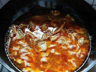 2、家常【水煮牛肉】,水煮开后，将腌制好的肉片，逐片下入锅中