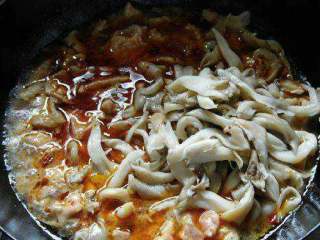 3、家常【水煮牛肉】,煮至肉片变白后，下入平菇煮熟