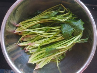 1、菠菜拌花生米,菠菜洗净