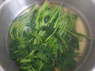 4、菠菜拌花生米,锅中放入适量清水烧开,放入菠菜烧开关火