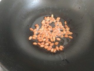 8、菠菜拌花生米,锅中放入适量植物油,冷油放入花生米