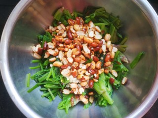 11、菠菜拌花生米,把花生米放入盆中