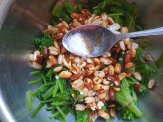 14、菠菜拌花生米,适量盐