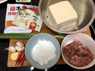 1、肉末炖豆腐,食材合照：嫩豆腐一块约300g，猪肉末130g，小葱两根，蒜三瓣，姜一小块，小米辣三个