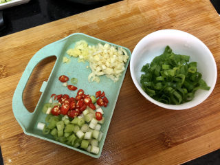 2、肉末炖豆腐,蒜剥皮切末，姜切末，小米辣切圈，葱白切末，葱绿切末