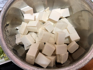 4、肉末炖豆腐,豆腐切块