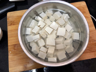 7、肉末炖豆腐,捞出凉水浸泡备用