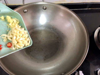 9、肉末炖豆腐,热锅冷油，下姜末蒜末煸香