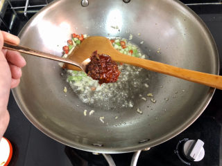 11、肉末炖豆腐,小火，加入一汤匙郫县豆瓣酱，炒出红油