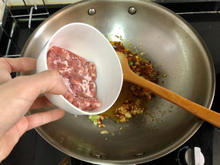 12、肉末炖豆腐,下肉末炒散