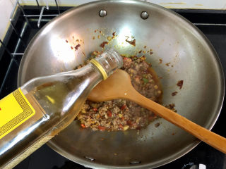 13、肉末炖豆腐,淋一茶匙料酒煸炒去腥