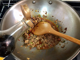 14、肉末炖豆腐,加半茶匙老抽煸炒上色