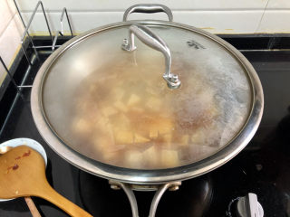 19、肉末炖豆腐,煮开，加盖，小火炖煮五分钟