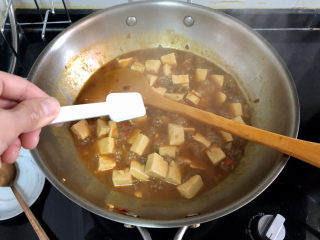 24、肉末炖豆腐,豆腐汤汁收的差不多了，尝下咸淡根据个人口味添加少许盐