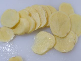 4、完美便当方程式「11」,土豆洗净，去皮，切成厚片