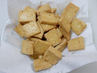 8、完美便当方程式「11」,煎至两面色泽金黄，捞出，放在厨房纸上吸走多余油份