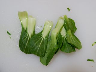 18、完美便当方程式「11」,将青菜剥成一片片的，充分洗净