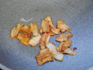 27、完美便当方程式「11」,一直炸制焦黄。然后沥出多余的油，猪油渣留在锅内