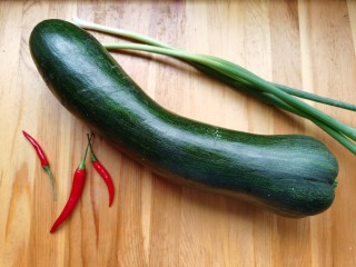 1、清炒南瓜丝,准备所需食材。