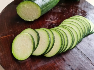 2、清炒南瓜丝,选择嫩一点的绿皮南瓜,洗净后切成片。