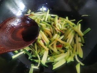 11、清炒南瓜丝,加入生抽。