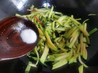 12、清炒南瓜丝,加入少许白糖。白糖不要太多,一点点就可以。