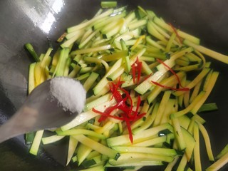 10、清炒南瓜丝,加入盐。