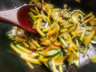 14、清炒南瓜丝,炒的时候要大火快炒。时间不要太长,炒的过烂口感就不好了。