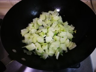 6、青蒜焦香佛手瓜,放入佛手瓜翻炒片刻