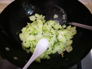 9、青蒜焦香佛手瓜,放入三分之一小勺鸡精