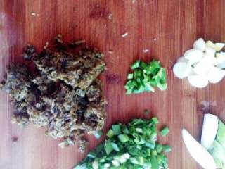 1、外婆菜炒藕丁,芽菜放凉水中泡1小时，冲洗几遍攥干水备用，配料切好，藕切丁放水中泡着