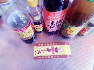 2、外婆菜炒藕丁,所用的佐料准备好