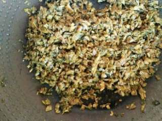 3、外婆菜炒藕丁,干锅把芽菜焙干水分，焙出香味盛出备用