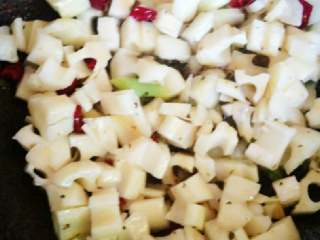 5、外婆菜炒藕丁,倒入藕丁放入少许盐增加底味，稍煸炒片刻放入芽菜，放入生抽、酱油、十三香、料酒、胡椒粉翻炒均匀，出锅前放入味精、香油、青椒碎、葱花翻炒均匀即可出锅