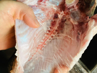 5、炖草鱼,处理完外层，翻开内里，除去黑膜，去除黑线，鱼鳃也要记得去除，用水再冲洗干净，这样就很干净了；