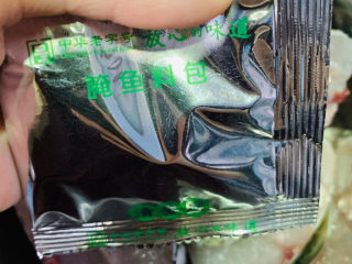 9、炖草鱼,加入酸菜鱼包里面的，腌鱼料包；