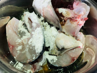 10、炖草鱼,用筷子搅拌均匀，盖上保鲜膜，腌制至少一个小时以上，这样鱼肉才有味道；