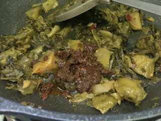 13、炖草鱼,加入调料包炒香；