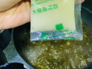 16、炖草鱼,加入配料骨头汤；