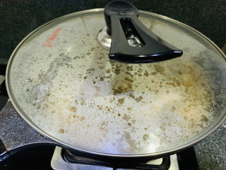 19、炖草鱼,盖住住锅盖，转中火炖10分钟；