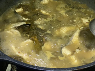 22、炖草鱼,大火将汤汁煮到原来汤汁的三分之二就差不多了；